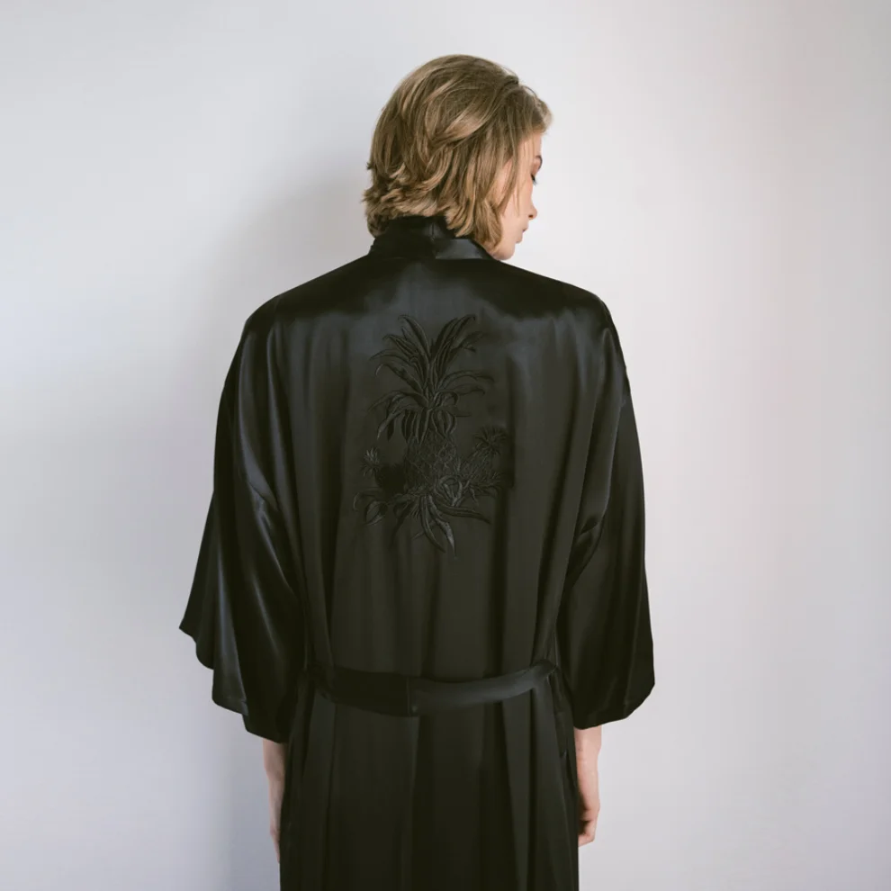 Boon - Black Shiny Pineapple Silk Kimono