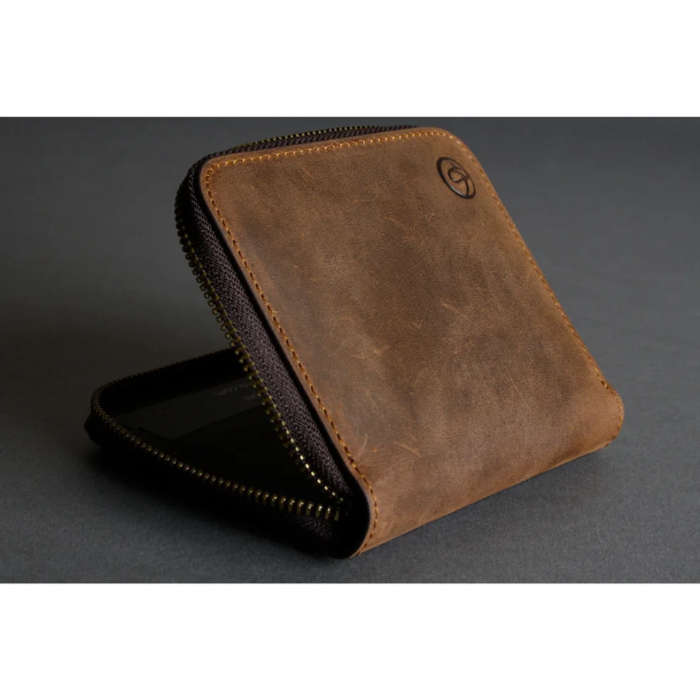 Bustha - Earth C Zip S Zippered Crazy Horse Leather Card Holder