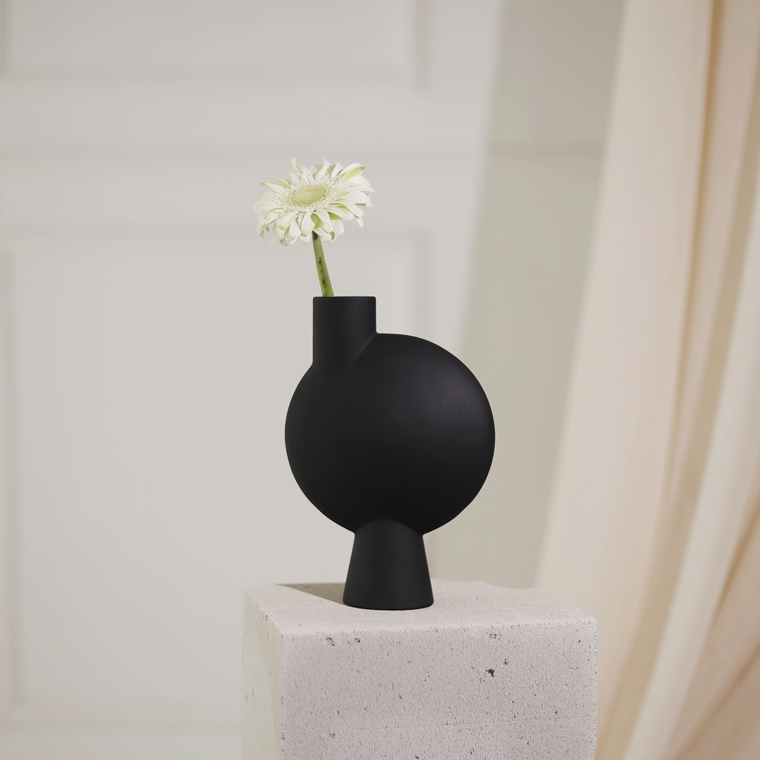 Salver Black Vase